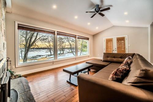 6 Bedroom Lakefront Main House in Sand Bay