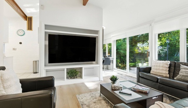 6 Bedroom Ranch Bungalow in Port Credit.