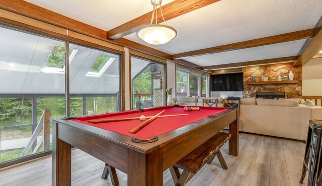 6-Br Ski Chalet | Ski In/Ski Out – 20 Steps to LIFT | POOL + PRIVATE Hot Tub