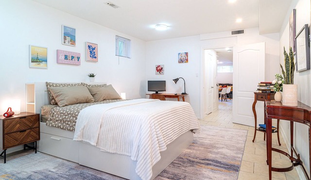 600 sq ft. 1BR - WFH Setup, Dining, Pool, Transit