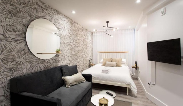 6768 - 102 Cozy and Fresh Mini Studio with kitchen by Denstays