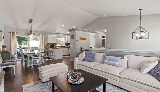 6BR/3BA House - 2nd Living and Entry - 18 Guests in Spokane Valley