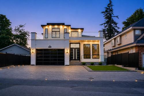 6BR Entire Home Sleeps 14 Private Parking Pet-Friendly Near Vancouver