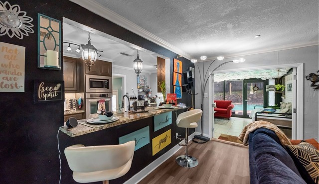 6mi from AT&T-HEATED POOL-HOT TUB-INDOOR BAR-TOP KITCHEN AMENITIES-SLEEPS 12+ in Arlington