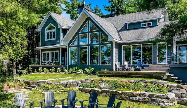7 bdrm, 5 bath Luxury Cottage, Boathouse, Lake Muskoka, All day sun! Sunsets!
