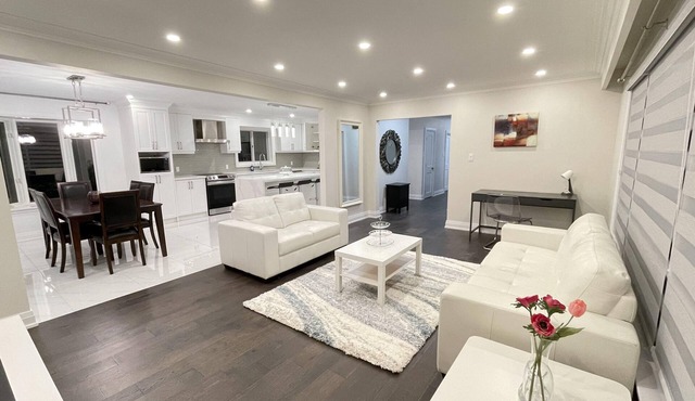 7 Bedroom and 6 washroom House with 2 kitchen and 2 laundry and a huge backyard