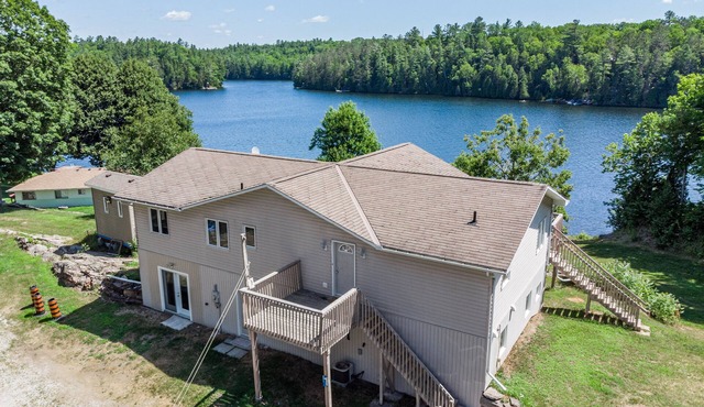 7 bedrooms, 2 kitchens, large deck overlooking lakefront cottage. Max 14 persons