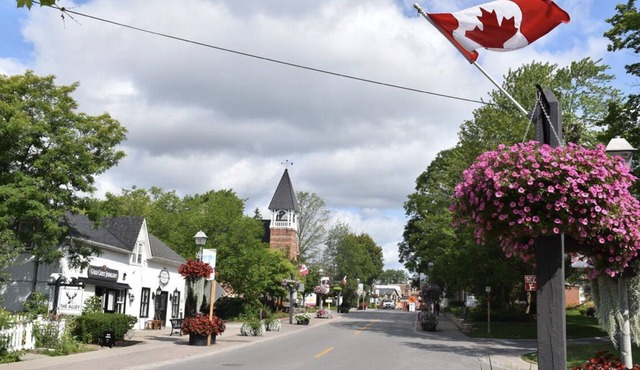 7 Minute Stroll to Beautiful Main Street Unionville