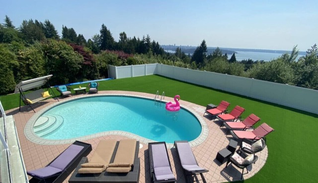 8 bedrooms,12 beds with amazing view & pool in Vancouver