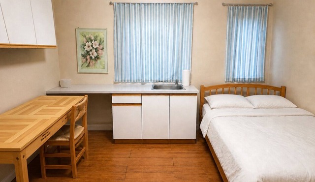 8 min to metro, 5 min walk to bus, large queen bedroom Ensuite kitchenette