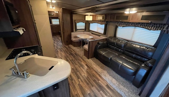 9 Person luxury RV On Lake Simcoe Sleeps 9