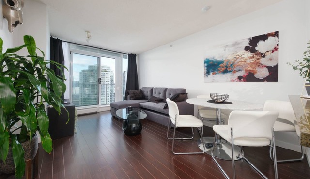 99 Walk Score Paradise Apartment with Sauna, Pool & Jacuzzi