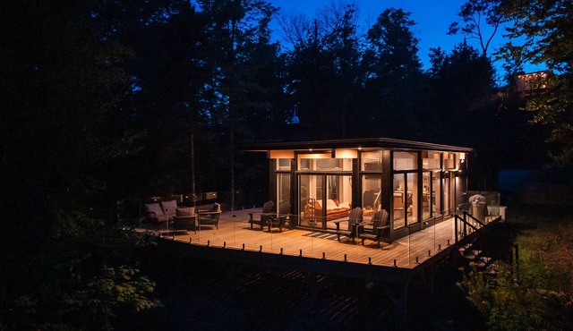 A cabin of windows amongst the trees- 15 mins from Mont Tremblant!