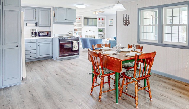 A Charming Getaway with Stunning Views and Modern Conveniences in Waldoboro