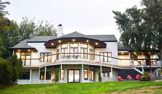 A golf course home with game room and amazing outdoor space. in Lewiston