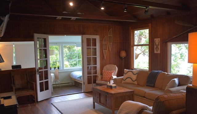 A Little Piece Of Paradise-Waterfront Cabin