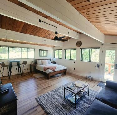 A Restful Studio Near a Creek and Forest - Pet Friendly in Roseburg