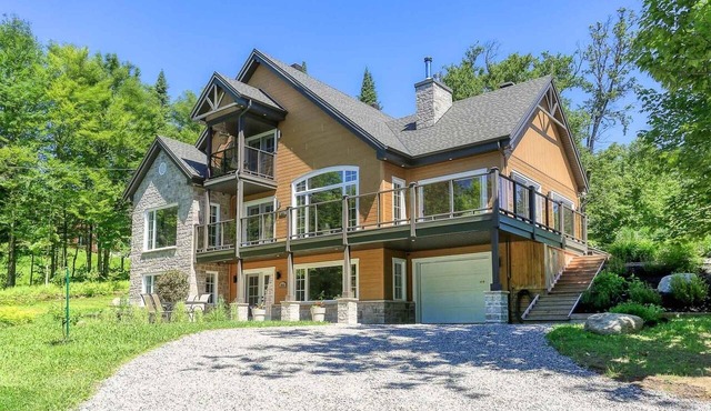 A rustic cabin near a lake, 45 minutes from Quebec City—perfect for families!