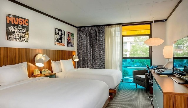 A short drive from Old State House! Balcony! Parking! in Boston