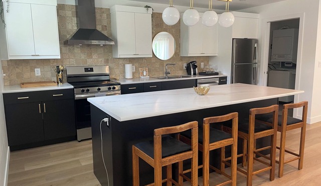 A Sweet Suite minute to golfing, beaches, airport and more in the Comox Valley.