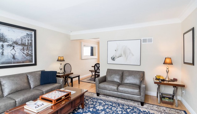 Academy & Wellington (Suite 2) Sleeps 8 (six beds) on Academy & Wellington