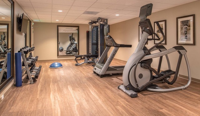 Accessible 1BR King Suite w/Breakfast + Pool in Hillsboro
