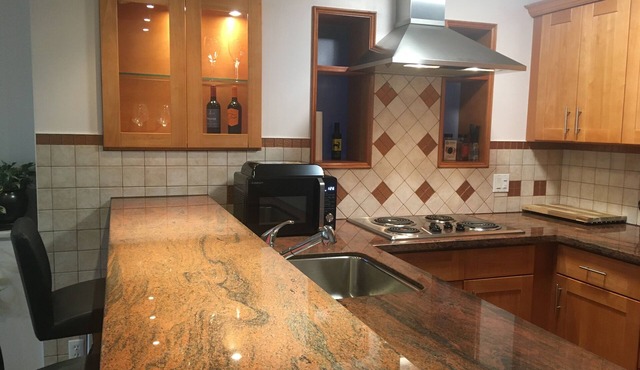 Adorable 2-bedroom Suite in Deep Cove