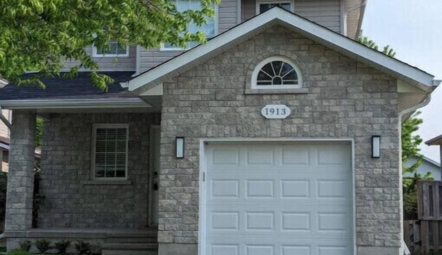 Adorable 4 bed,2.5 bath house.