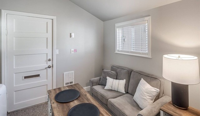 Adorable Cottage by Scenic Waterfront Park in Everett