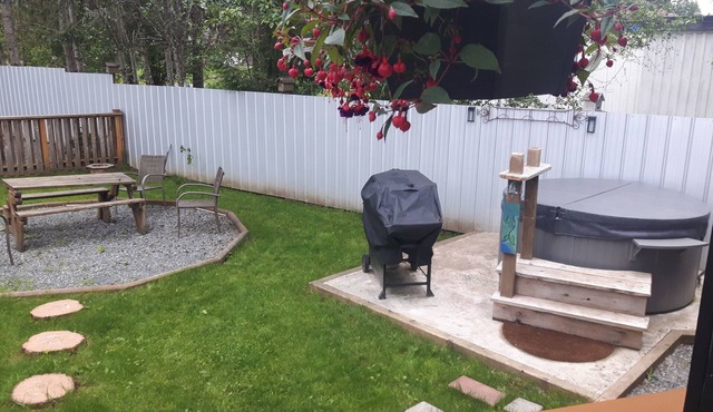 Adorable cottage retreat. Unwind in the private hot tub, enjoy a BBQ, and 🔥 pit