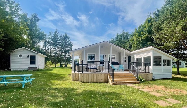 Adorable oceanfront 2 bedroom cottage plus bunkhouse - 15 min to Charlottetown