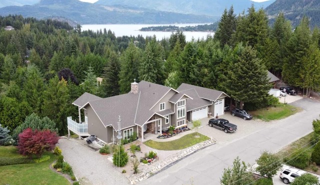 Adult-orientated 50 + Self-contained Private Suite - Close to Beach & Golf