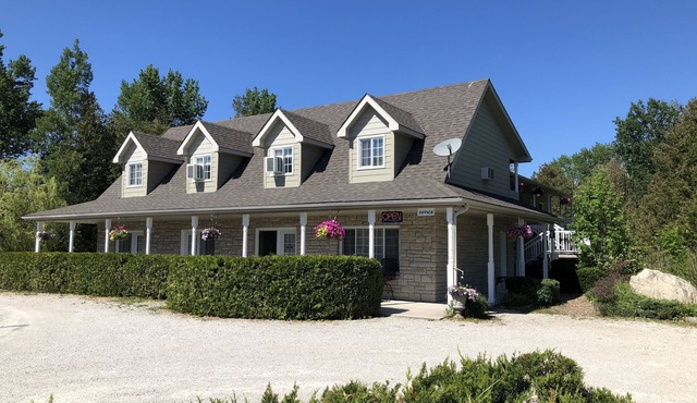 Adventure the Bruce Inn - Recently Renovated With Outdoor Hot Tub