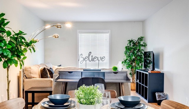 Affordable 2BR Apt | Sleeps 6 | Fast WiFi + Parking