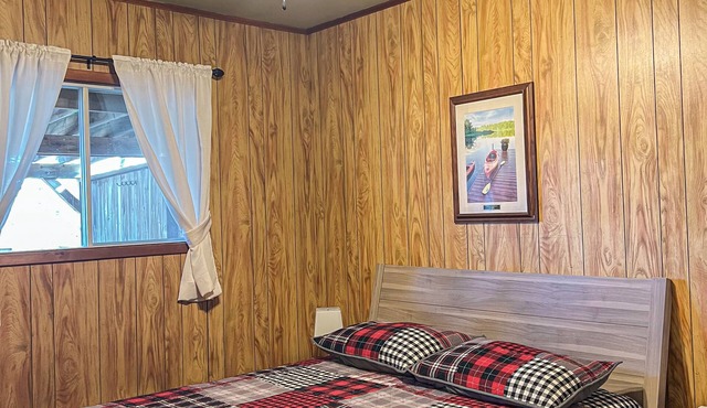 Ahmic Lake Resort's 2-Bedroom Cottage with Hot Tub (Gray Wolf Cottage)