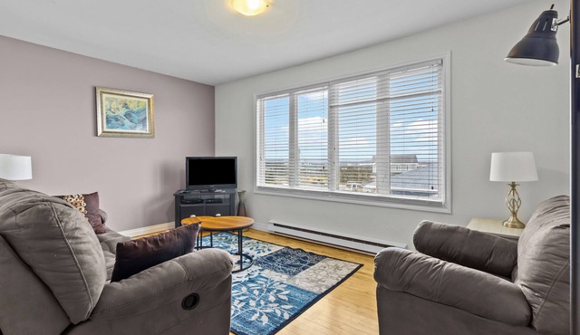 Airport Manor 2Bdrm Off-Street Parking