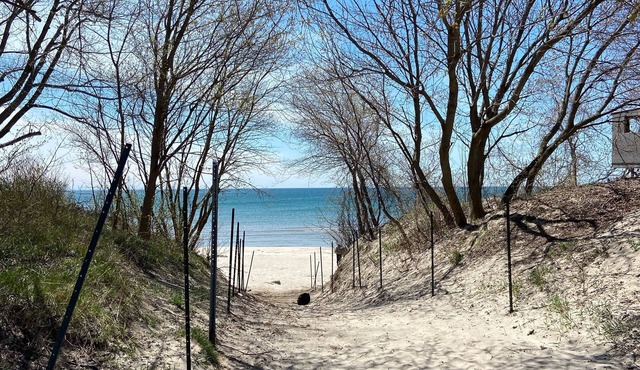 All Season Cottage steps to Long Beach