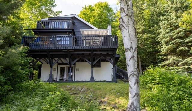 All season Cottage with 3 decks + sun room