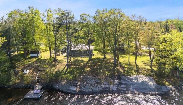 All season Lakefront cottage!