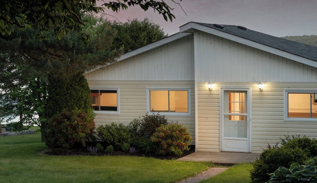 All-Season Lakeside Serene Cottage with Suana!