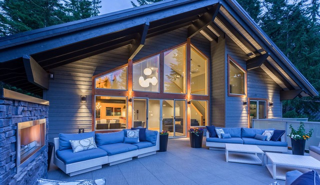 Alta Lake Chalet: Private Spa, Vaulted Ceiling, BBQs, Cinema, Lawn, Decks & More