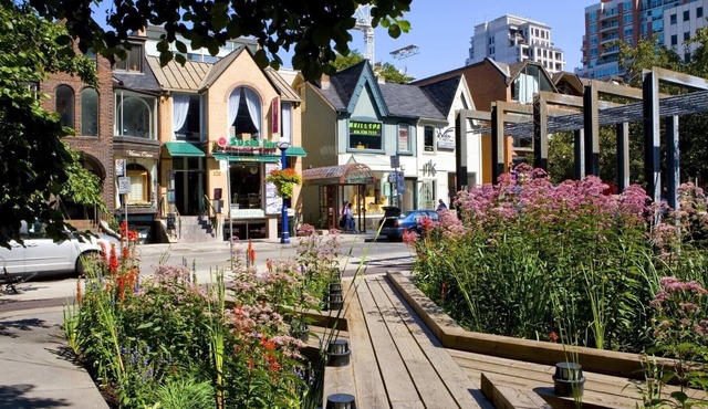 Amazing 3 bedrooms Apartment Yonge/Finch/Sheppard. 10 mins walking to Subway sta