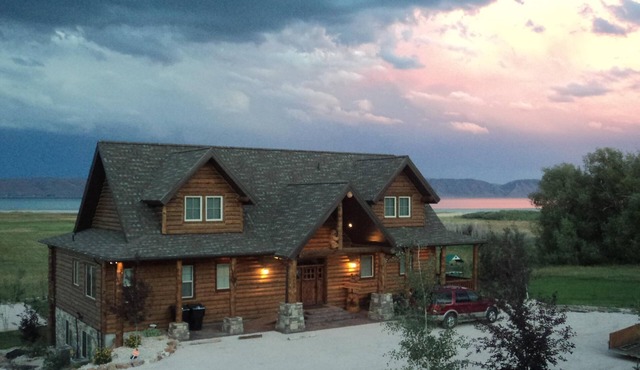 Amazing Beachfront Lodge at Bear Lake w/theater in St Charles