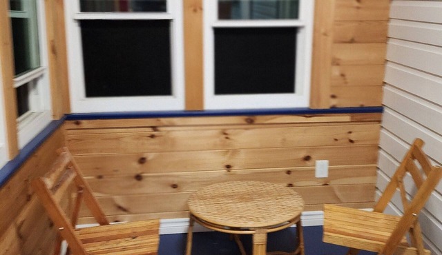Amazing home on a huge backyard right near downtown, costco, movie.Pet Friendly!
