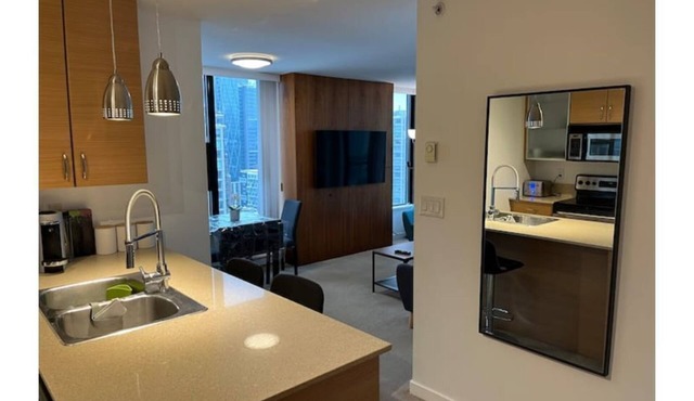 Amazing South-Facing Yaletown 2BR/2BT with City View