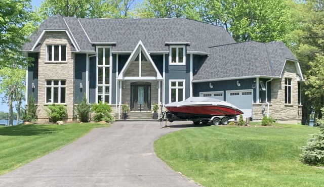 Amazing waterfront LUXE lake house, for a beautiful week/end away!