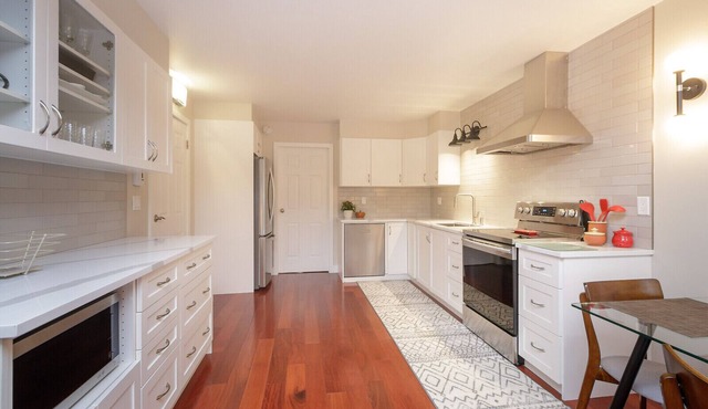 An oasis for families & Dog - Affordable Immaculate luxury - Fenced Yard!