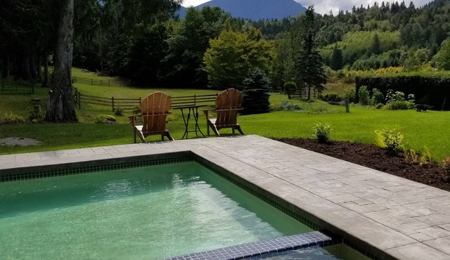 An outdoor lover's pastoral & mountain view escape