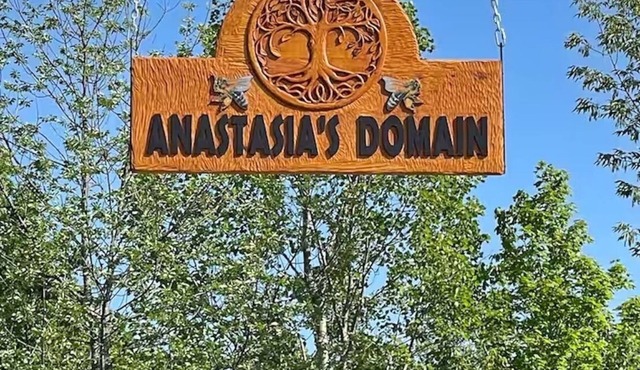 Anastasia’s Domain 2, Farm stay, off grid cabin in a beautiful forest!