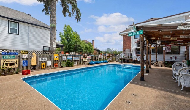 Antique Treasure SWIM Pool private aptmnt central Midland, Luxury comfy bed